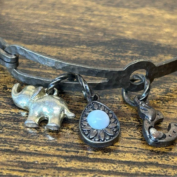 Vintage Good luck Charm hammered metal bracelet jewelry horseshoe,elephant,stone - Picture 14 of 15